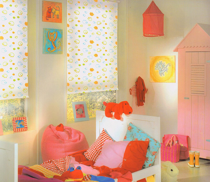 پرده چاپی با طرح های رنگارنگ و الگوهای انتزاعی مخصوص اتاق کودک
