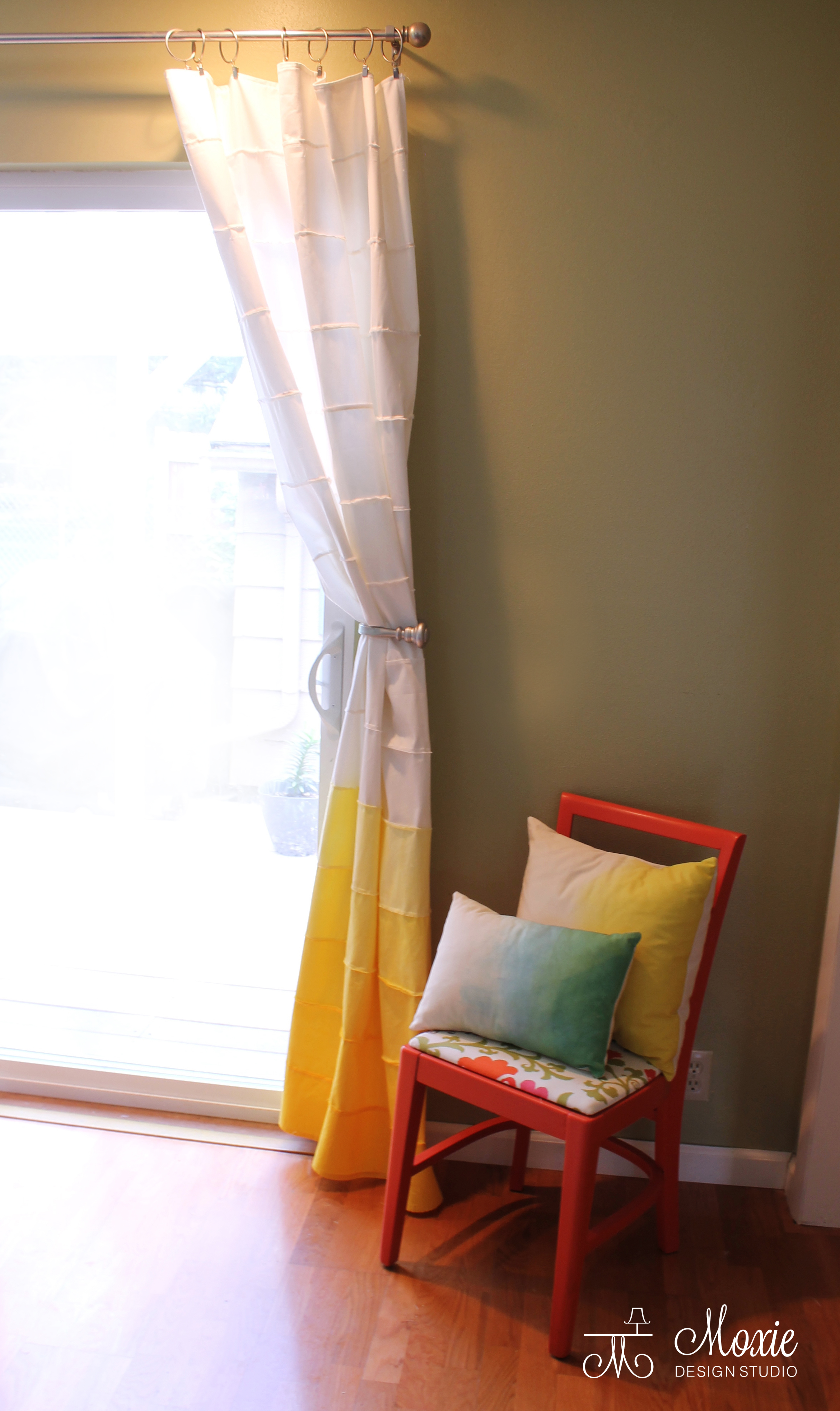 پرده های زرد گرم در اتاق نشیمن با نور مناسب